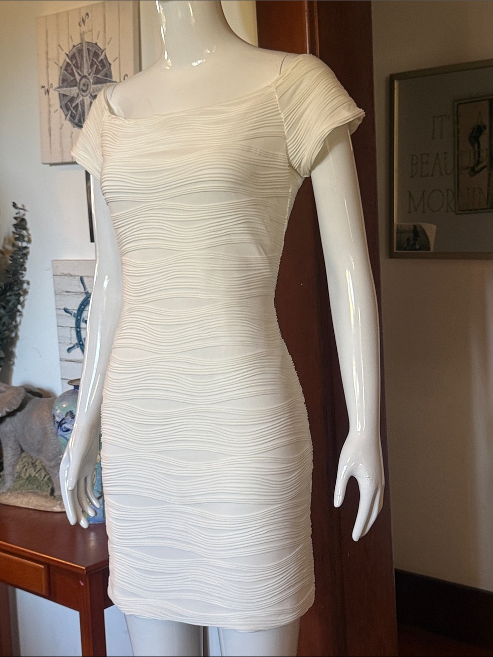 Brat Star size M  Elegant Textured Off-Shoulder off white  Bodycon Dress. Dbl la